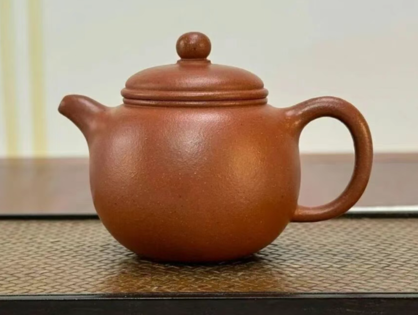 How should a beginner choose their first purple clay teapot?